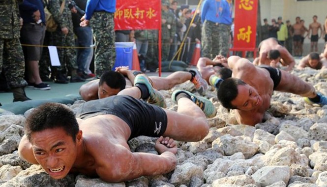 Mục kích lính đặc nhiệm thể hiện kỹ năng bò trên đá Nhóm lính đặc nhiệm bò trên những hòn đá lởm chởm trong điều kiện hai tay bị trói phía sau lưng.