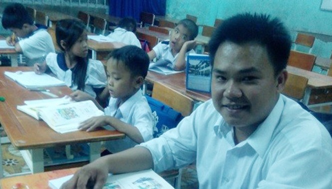 Mất người yêu vì 22 tuổi mà chưa biết chữ Hoàng Anh cùng... bạn bè trong lớp học.
