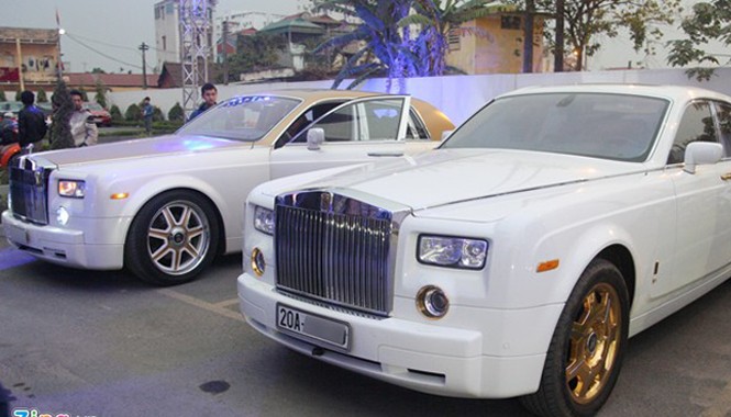 Bộ đôi Rolls-Royce Phantom mạ vàng của đại gia Thái Nguyên Hai chiếc Rolls-Royce Phantom với nhiều chi tiết mạ vàng biển số Thái Nguyên cùng xuất hiện trong một buổi gặp mặt các biker miền Bắc ở Hà Nội vào tối qua (18/1).