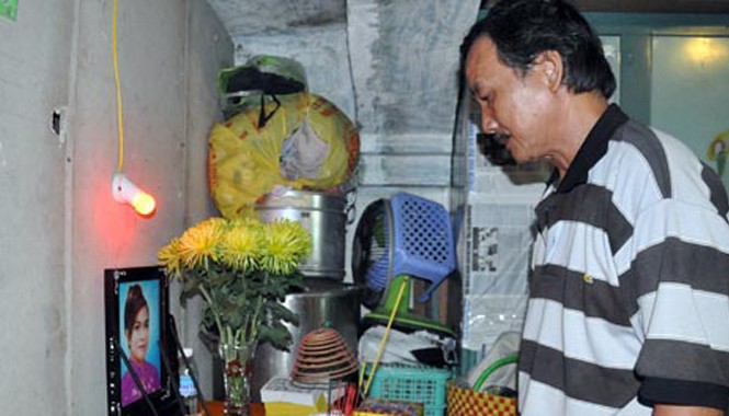 Bi kịch cuộc đời cô dâu Việt bị sát hại ở xứ người Ông Minh (bố chị Ngân) lặng người bên bàn thờ con gái.