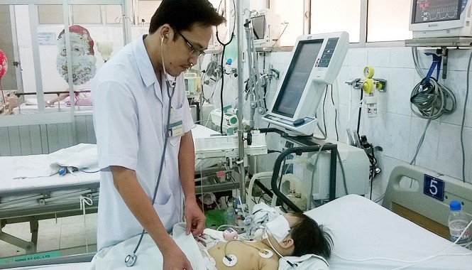 Bé 2 tuổi nguy kịch vì sặc thạch rau câu Bé Lê Nguyễn Nguyệt C. vẫn đang được điều trị tại Bệnh viện Nhi Đồng Nai.