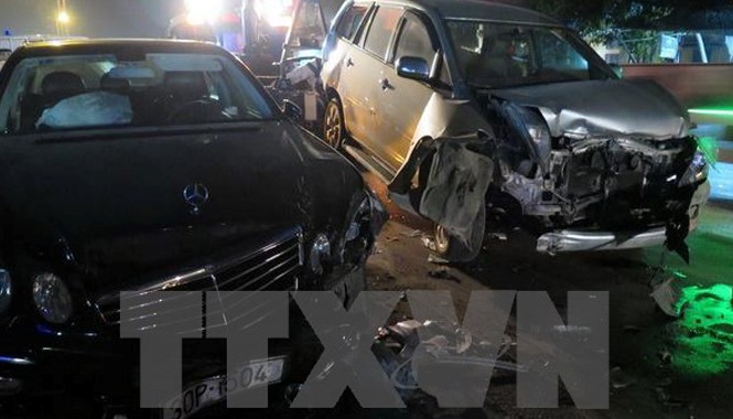 Tai nạn liên hoàn, bốn người trong gia đình bị thương nặng Hai chiếc xe ôtô bị hỏng nặng. Ảnh: Mạnh Minh/TTXVN.
