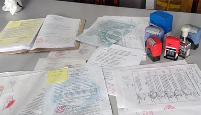 Cặp vợ chồng chuyên giả con dấu, chữ ký lãnh đạo UBND Một số tài liệu giả có sẵn con dấu, chữ ký giả của nhiều UBND các cấp bị lực lượng Công an thu giữ tại nhà Thuận - Mạnh.