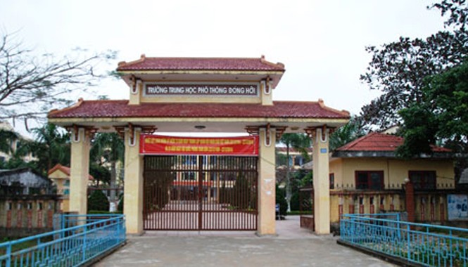 Nữ sinh hỗn hào lao lên bàn túm tóc đánh cô giáo Trường THPT Đồng Hới nên xảy ra vụ nữ sinh đánh cô giáo trên bục giảng.