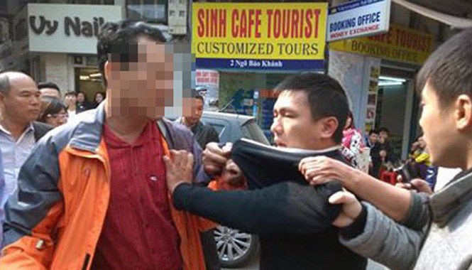 Hà Nội: Dân vây bắt 2 tên cướp gần hồ Hoàn Kiếm Anh Tuấn (áo khoác cam) dũng cảm khống chế tên cướp áo đen. Ảnh: Facebook Vu Tuan Anh.