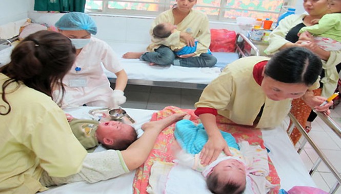 13 bệnh viện cam kết không để bệnh nhân nằm ghép Trong vụ dịch sởi bùng phát đầu năm 2014, khoa Truyền nhiễm, Bệnh viện Nhi Trung ương thường nằm ghép 2, thậm chí 3. Ảnh: N.Phương.