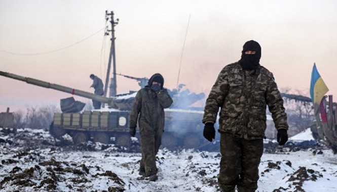 Sân bay Donetsk bị đánh sập, hơn 200 người thiệt mạng Binh sỹ Ukraine cùng xe tăng tại Donetsk. Ảnh: Tass.