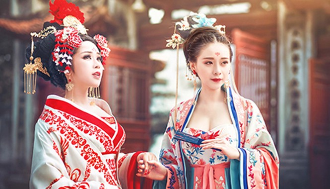 Bộ cosplay phim Võ Tắc Thiên cực chất của thiếu nữ Việt Phiên bản Võ Mị Nương và Từ Huệ do hai cô gái Việt "thủ vai".