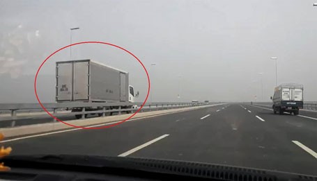 Kinh hoàng xe tải chạy ngược chiều tốc độ cao trên cầu Nhật Tân Video xe tải liều lĩnh chạy tốc độ cao ngược chiều trên cầu Nhật Tân. Nguồn video Otofun.