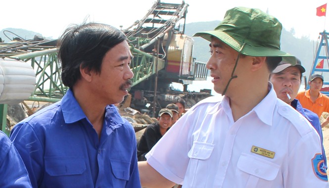 Cứu hộ thành công tàu cá bị nạn ở Hoàng Sa Ông Nguyễn Anh Vũ (Tổng giám đốc Trung tâm phối hợp tìm kiếm cứu nạn hàng hải Việt Nam) thăm hỏi, động viên thành viên tàu cá BĐ 95744 TS.