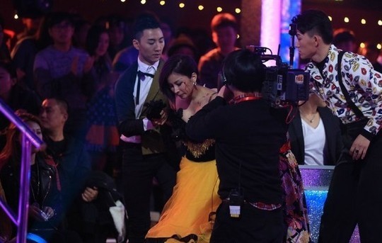 Ca sĩ bị thương vì va vào máy quay trong show thực tế Máu vương trên má, cổ Ôn Lam sau khi cô hoàn thành bài nhảy. Ảnh: Ifeng.