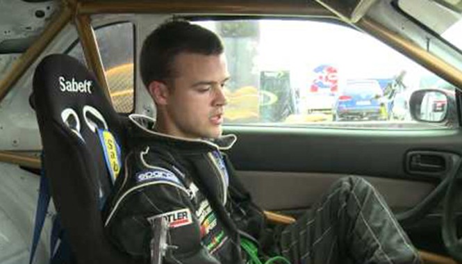 Mất hai cánh tay, tài xế vẫn trổ tài drift điêu luyện Meet Ostalovski Bartos trong khoang lái chiếc Nissan Skyline GT-T. Ảnh: Youtube.