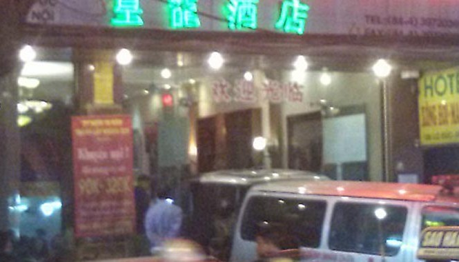 Hãi hùng phát hiện thi thể khách nam trong phòng khách sạn Xe cấp cứu được điều đến hiện trường để chuyển xác nạn nhân đi. Ảnh: Việt Hoàng.