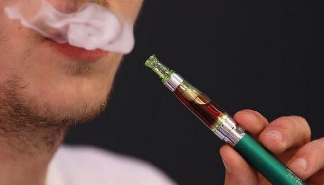 Thuốc lá điện tử gây ung thư cao gấp 15 lần thuốc lá thường Dùng thuốc lá điện tử có nguy cơ mắc các bệnh ung thư cao gấp 15 lần. Ảnh: Reuters.