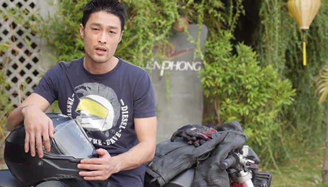 Kinh nghiệm lái mô tô của Johnny Trí Nguyễn: ‘Dưới cứng, trên mềm’ Johnny Trí Nguyễn trong clip chia sẻ kinh nghiệm lái mô tô an toàn.