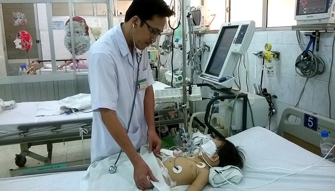Bé 1 tuổi nguy kịch vì nuốt phím đàn đồ chơi Cháu bé Nguyệt C. bị sặc thạch rau câu sau 13 ngày điều trị, nhập viện trước đó.