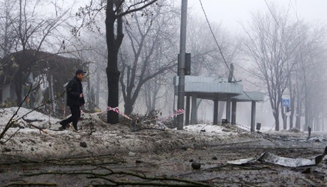 Miền đông Ukraine vẫn rung chuyển vì đạn pháo, 13 người chết Một khu vực tại Donetsk tan hoang vì đạn pháo. Ảnh: Tass.