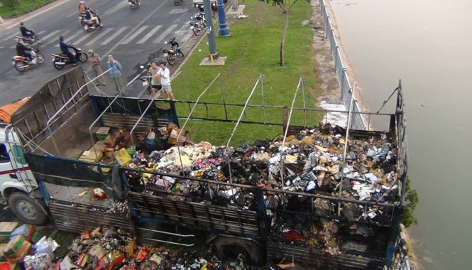 Xe tải cháy ngùn ngụt, tài xế định lùi xuống sông thoát nạn Chiếc xe bị cháy.