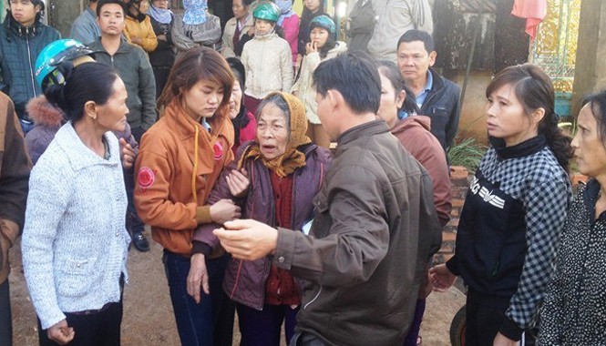 Cụ bà 90 tuổi đi nhận dạng nghi can giết cả nhà trong đêm Cụ Hồ đau đớn trước cái chết của con trai và cháu nội.
