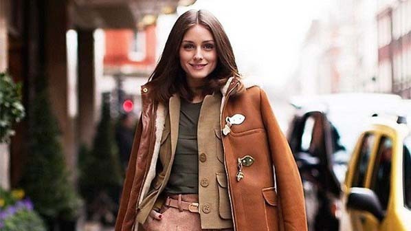 Áo khoác da lộn - “tuyên ngôn” của những cô nàng sành điệu Cô nàng Olivia Palermo đầy sức hút với kiểu phối đồ layer (nhiều lớp trang phục) tinh tế cùng chiếc áo khoác da lộn gam màu nâu sáng ở ngoài cùng, áo khoác lửng ở trong và chân váy trẻ trung. Nguồn: Blog.