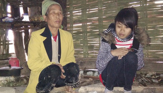 Ngôi làng qua 5 đời mới 2 người chết được chôn bằng quan tài Bà Thanh và con dâu trong căn nhà không có cái ghế để ngồi. Ảnh: P.B.