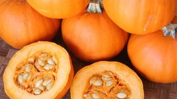5 lợi ích làm đẹp hiệu quả của bí đỏ Ăn nhiều bí đỏ giúp ngăn chặn khô da và hạn chế quầng thâm trên da.