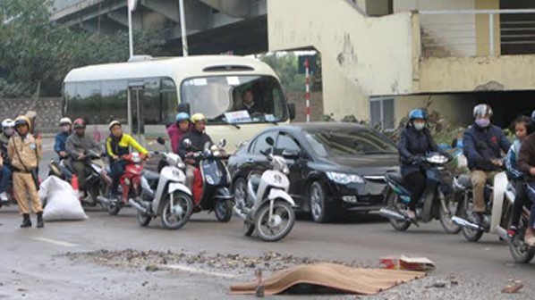 Bị xe ben kéo lê 30m, một phụ nữ chết thảm Hiện trường vụ tai nạn.
