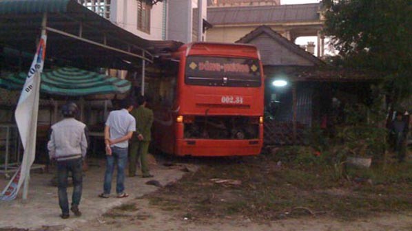 Tránh xế hộp, xe giường nằm phi thẳng vào nhà dân Hiện trường vụ tai nạn.