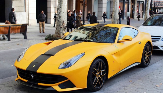 Lóa mắt với siêu xe Ferrari F12 Berlinetta màu vàng Ferrari giúp khách hàng tạo dấu ấn cá nhân trên sản phẩm họ chọn mua bằng chương trình có tên Tailor Made.