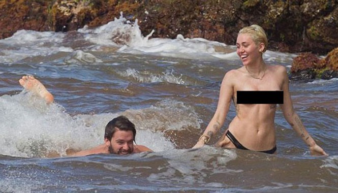 Lộ ảnh Miley Cyrus ngực trần tắm biển cùng người tình Miley Cyrus bán nude giữa bãi biển mà không hề ngại ngần paparazzi ở khắp nơi. Nữ ca sĩ Mỹ thoải mái vui đùa cùng chàng người tình Patrick Schwarzenegger.
