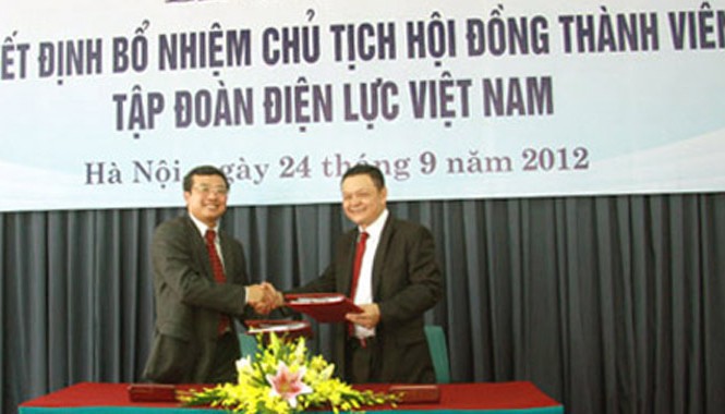 Chủ tịch EVN trở lại làm Thứ trưởng Công Thương Ông Hoàng Quốc Vượng (trái) khi nhận quyết định bổ nhiệm làm Chủ tịch EVN hơn 2 năm trước.