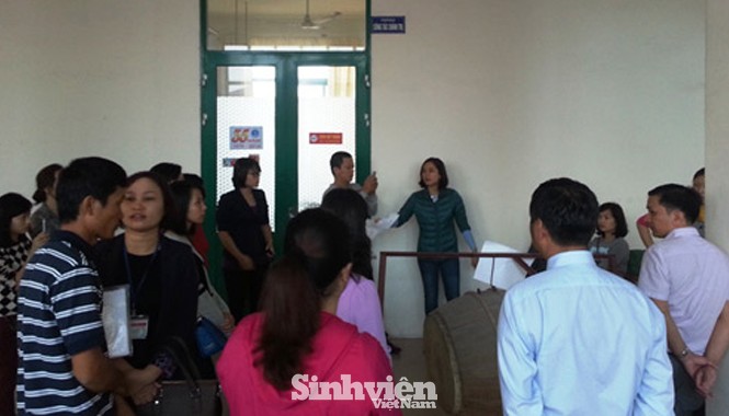 21 sinh viên y dược bị hoãn thi tốt nghiệp một năm 22 sinh viên bị dừng thi tốt nghiệp tập trung trước Hội đồng thi tốt nghiệp được tổ chức tại ĐH Y Dược Hải Phòng. Ảnh: Giang Chinh.