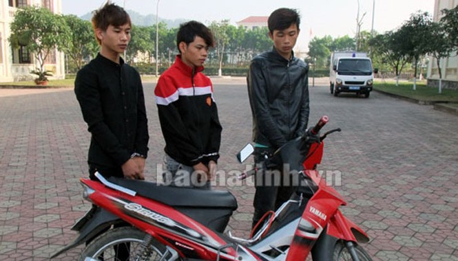 Nhóm 9X dùng dao kề cổ cướp xe máy lấy tiền uống rượu 3 đối tượng bị bắt cùng tang vật.