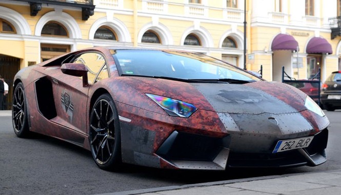 'Phù phép' siêu xe Aventador thành thiết giáp "Siêu bò" từng xuất hiện tại Saint Petersburg, Nga vào giữa năm 2014, nhưng biển số là của Estonia.