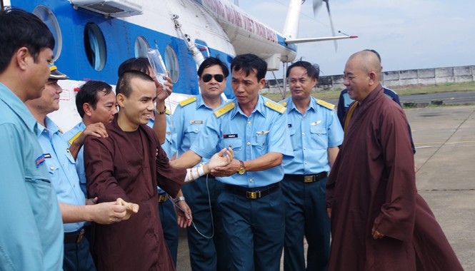 Người lính phi công ở Trung đoàn Không quân 917 Máy bay của Trung đoàn không quân 917 đưa Đại đức Thích Thánh Thành, trụ trì chùa Song Tử Tây, huyện đảo Trường Sa (Khánh Hòa), bị bệnh nặng về đến sân bay Phan Rang. Ảnh: T.Đ.