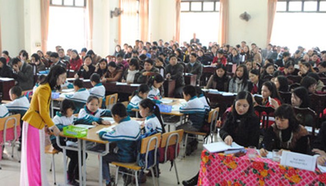 Bỏ chấm điểm tiểu học: “Đừng để quá muộn!“ Trước khi tập huấn Thông tư 30, các đại biểu tham gia tiết học mẫu theo mô hình "trường học mới'.