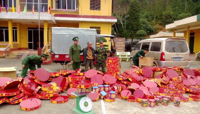 Đăng ký kết hôn xong phải cam kết... không đốt pháo Một vụ bắt giữ pháo nổ nhập lậu từ Trung Quốc vào Việt Nam với số lượng lớn.