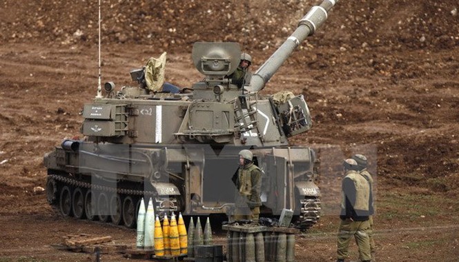 Bản tin 14h: Syria và Israel đấu pháo ở cao nguyên Golan Pháo binh của quân đội Israel triển khai gần biên giới với Syria trên Cao nguyên Golan ngày 27/1. Ảnh: AFP/TTXVN.