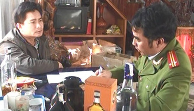 Hô biến rượu volka Hà Nội thành... Chivas thượng hạng Đối tượng Nguyễn Thái Hào khai nhận hành vi sản xuất rượu giả với cơ quan Công an.