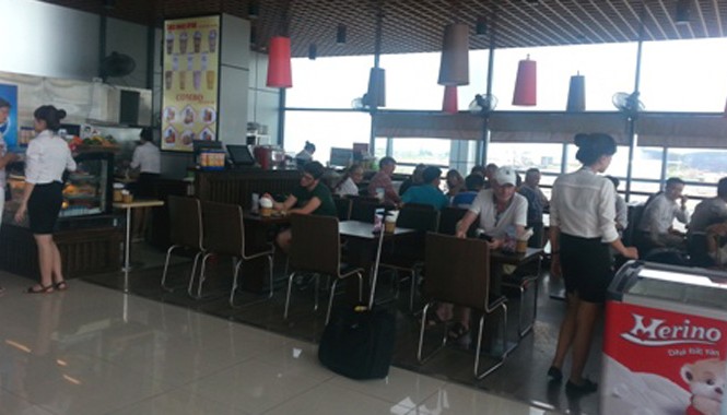 100.000 đồng/bát mỳ tôm không thịt ở sân bay Nội Bài Hiện các doanh nghiệp tư nhân khai thác gần 50% dịch vụ phi hàng không tại sân bay. Ảnh minh họa.