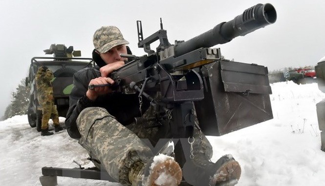 Bản tin 20H: Quân đội Ukraine chịu thêm nhiều tổn thất ở miền Đông Binh sỹ Ukraine kiểm tra súng phóng lựu đạn tự động UAG-40 gần Goncharivsk ngày 23/1. Nguồn: AFP/TTXVN.