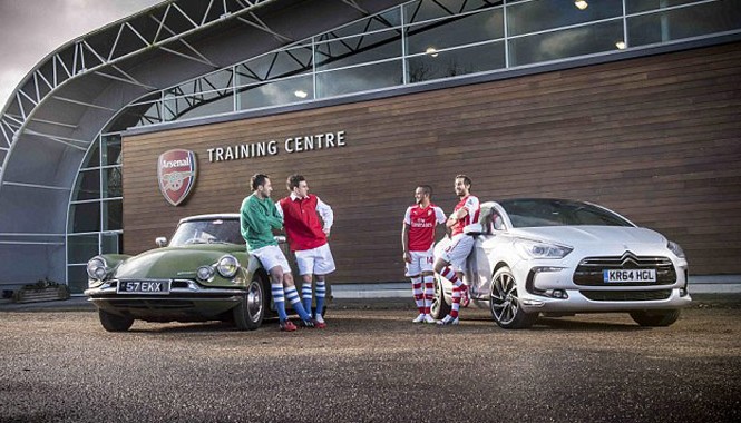 Cầu thủ Arsenal quảng cáo cho xe Citroen cổ Cầu thủ Arsenal bên hai dòng xe của Citroen.