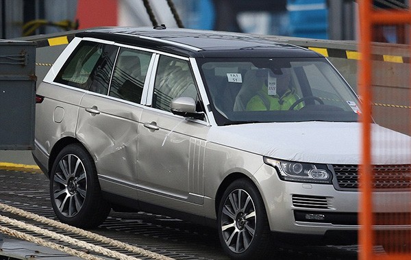 Tàu gặp nạn, hàng trăm xe sang Jaguar Land Rover móp méo Nhiều chiếc xe với phần vỏ bị móp, bong tróc khi di chuyển khỏi tàu Hoegh Osaka.