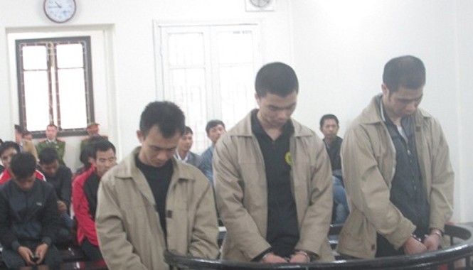 Băng chuyên chém người đi đường, cướp xe tay ga lĩnh án Ba tên cướp tại phiên xét xử. Ảnh: Đ.M.