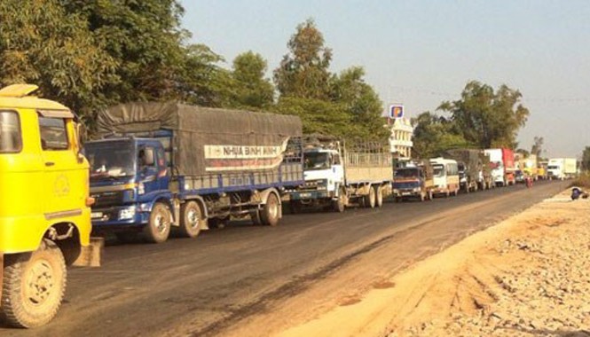 Ô tô tai nạn liên hoàn, quốc lộ 1A tắc hơn 1 km Vụ tai nạn liên hoàn làm quốc lộ 1 kẹt xe hơn 1 km.