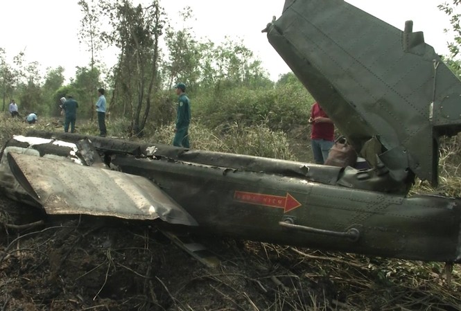Tiễn đưa 4 quân nhân hy sinh trong vụ rơi máy bay UH-1 Phần đuôi chiếc trực thăng UH-1 gặp nạn hôm 28/1 tại TP HCM. Ảnh: Dân Trí