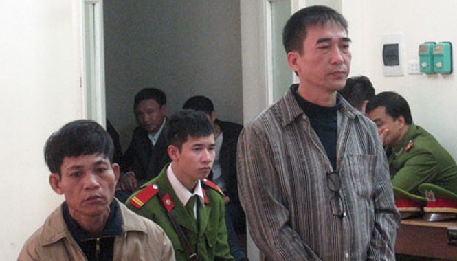 Tử hình kẻ dắt mìn ở thắt lưng đi giao ma túy Các bị cáo tại tòa.
