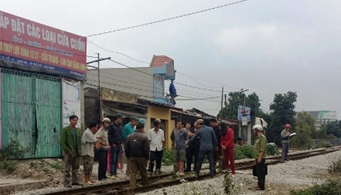 Đứt lìa chân trái vì cố băng qua đường tàu Hiện trường vụ tai nạn. Ảnh: Đ.Văn.