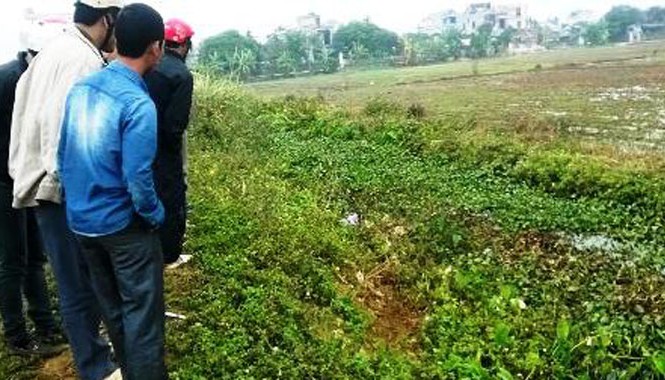 Tự phi xe xuống mương, nam thanh niên tử vong Hiện trường nơi phát hiện thi thể nạn nhân và chiếc xe máy.