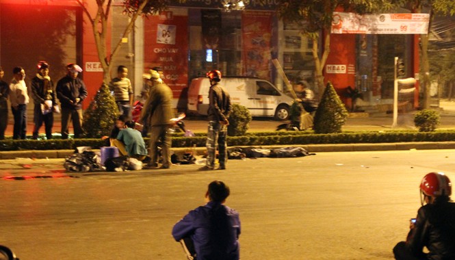 'Hôn' đuôi ô tô dừng đèn đỏ, 2 thanh niên tử vong Hiện trường vụ tai nạn.